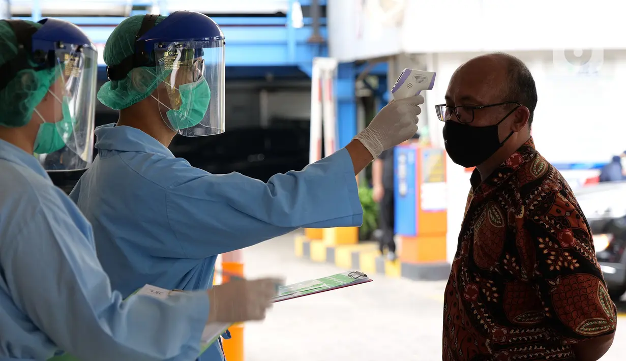 Pasien menjalani pemeriksaan suhu tubuh saat akan menjalani pemeriksaan mata di RS Mata JEC @ Menteng, Jakarta, Kamis (16/7/2020). JEC memberlakukan protokol kesehatan selama pandemi COVID-19. (Liputan6.com/Herman Zakharia)