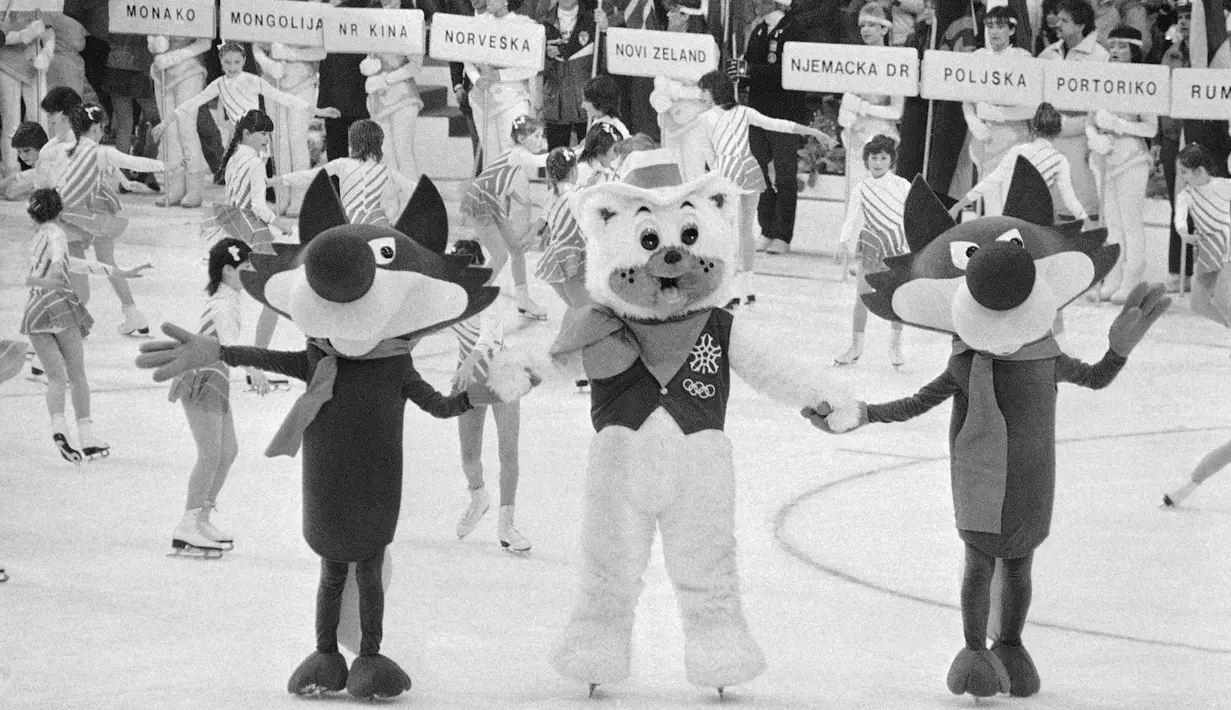 Vucko si serigala, simbol Olimpiade musim dingin XIV di Yugoslavia Sarajevo, menari dengan Howdy si beruang yang akan menjadi simbol Olimpiade Musim Dingin berikutnya, yang akan diadakan di Calgary, Alberta, 19 Februari 1984, pada upacara penutupan untuk pertandingan di Sarajevo. (AP Photo)