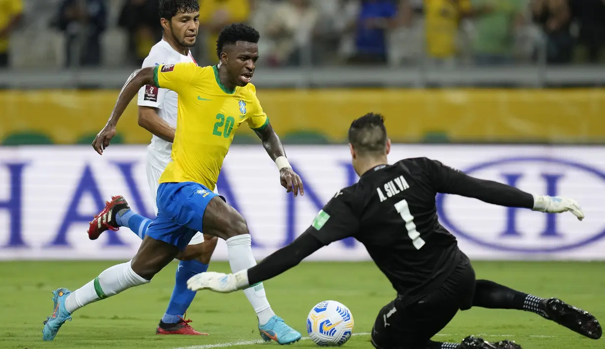 Usai unggul Brasil terus menekan pertahanan Paraguay. Namun hingga babak pertama usai Vinicius Junior dan kawan-kawan masih kesulitan menambah gol akibat penampilan gemilang kiper Paraguay Anthony Silva. (AP/Andre Penner)
