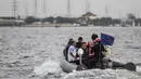 Menpora Imam Nahrawi dengan speedboat memantau pelatnas layar di Laut Jakarta, Kamis (24/5/2018). Cabang layar menargetkan dua medali emas pada Asian Games 2018 mendatang. (Bola.com/Vitalis Yogi Trisna)
