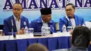 Ketua Umum DPP PAN Zulkifli Hasan (kanan) didampingi Ketua Dewan Kehormatan DPP PAN Amien Rais (tengah) memimpin rapat harian perdana PAN di Jakarta. Foto diambil pada Jumat (27/3/2015). (Liputan6.com/Helmi Afandi)