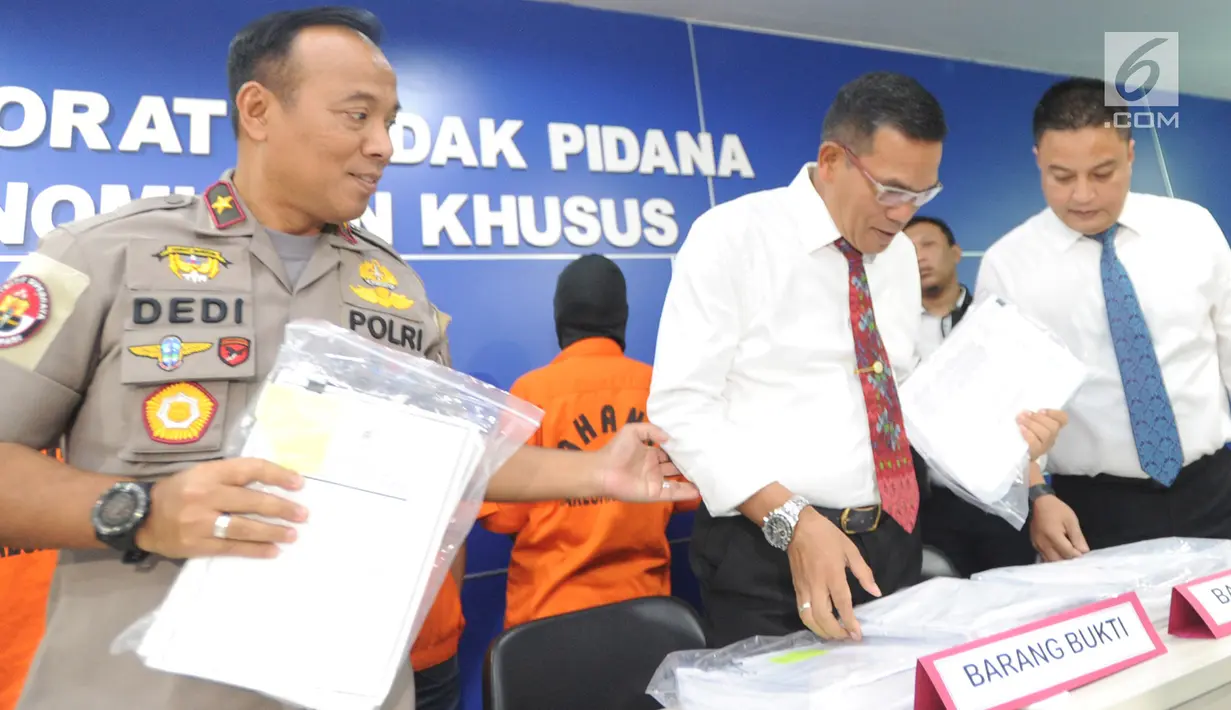 Wakil Dittipideksus Bareskrim Mabes Polri, Kombes Pol Daniel Tahi Monang dan Karo Penmas Divisi Humas Polri, Brigjen Pol Dedi Prasetyo memeriksa barang bukti saat rilis kasus pembobolan dana nasabah di Jakarta, Senin (24/9). (Merdeka.com/Arie Basuki)