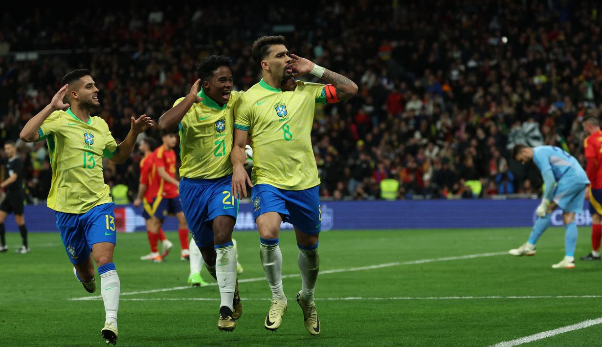 Gelandang Brasil, Lucas Paqueta (kanan) merayakan gol ketiga timnya saat pertandingan sepak bola persahabatan internasional melawan Spanyol di Stadion Santiago Bernabeu, Madrid, 26 Maret 2024. (Pierre-Philippe MARCOU/AFP)