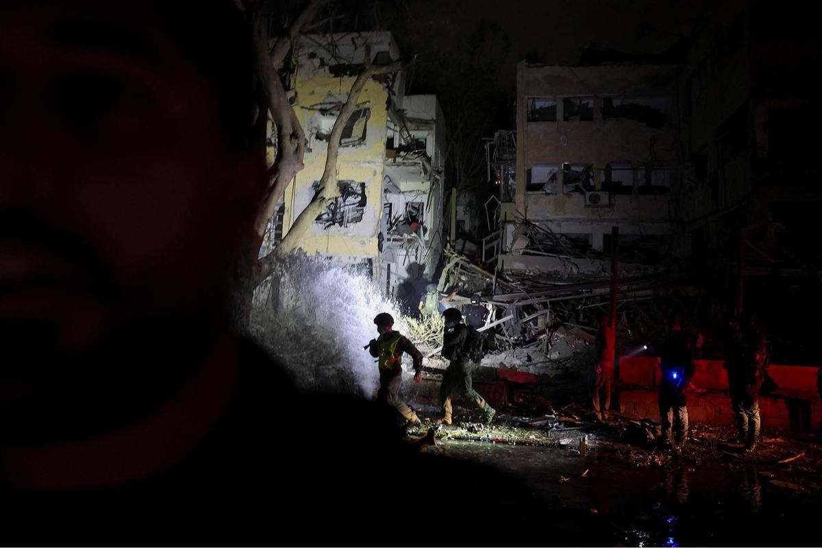 FOTO: Malam Mencekam Bagi Warga Saat Ratusan Rudal Iran Terus  Hujani Langit Israel