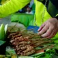 Jika anda berkunjug ke Provinsi Gorontalo saat Hari Raya Idul Adha seperti ini, tak lengkap rasanya jika anda tidak mencicipi kuliner yang satu ini. Olahan daging sederhana ini dinamakan dengan sate rica bawang. (Liputan6.com/Arfandi Ibrahim)