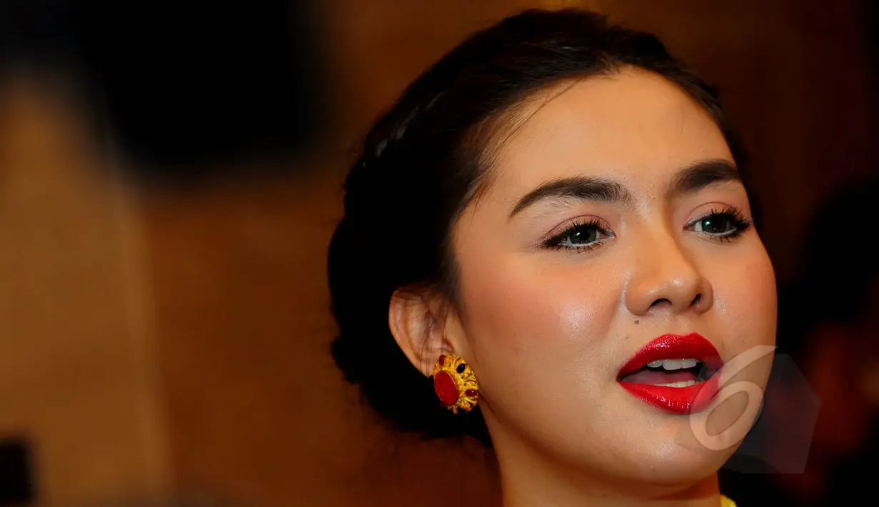 Vicky shu yang bernama asli Vicky Veranita Yudhasoka itu tampak hot dengan polesan lipstik merah menyala di bibir seksinya ketika ditemuidi kawasan Jakarta Pusat, Senin (11/5/2015). (Liputan6.com/Faisal R Syam)