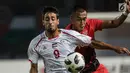 Bek Indonesia, Hansamu Yama berebut bola dengan striker Palestina, Oday Dabbagh, pada laga Asian Games di Stadion Patriot, Bekasi, Rabu (15/8). Timnas Indonesia U-23 dipaksa menyerah 1-2 oleh Palestina. (Bola.com/Vitalis Yogi Trisna)