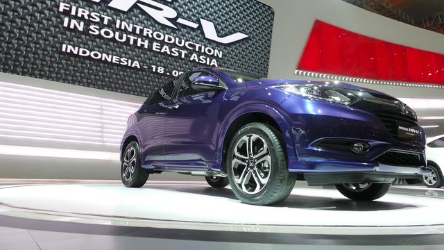 SPG Seksi Vs Honda HR-V Pilih Mana?