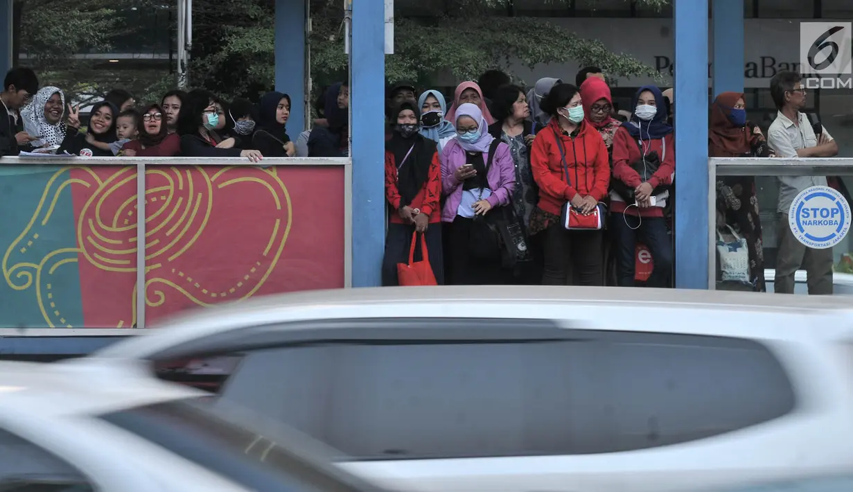 Penumpang menunggu bus Transjakarta di halte Tosari, MH Thamrin, Jakarta, Kamis (26/7). Jumlah penumpang Transjakarta dari 790 ribu menjadi 877 ribu sejak diberlakukannya sistem ganjil genap di sejumlah ruas jalan Ibu Kota. (Merdeka.com/Iqbal S. Nugroho)