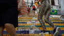 Orang-orang berlalu-lalang di anak tangga yang terkenal dengan nama Selaron Steps atau Escadaria Selarón di Rio de Janeiro, Brasil pada 9 Desember 2019. Escadaria Selaron merupakan 250 anak tangga sepanjang 125 meter dengan dua ribuan ubin berwarna-warni. (Photo by David GANNON / AFP)