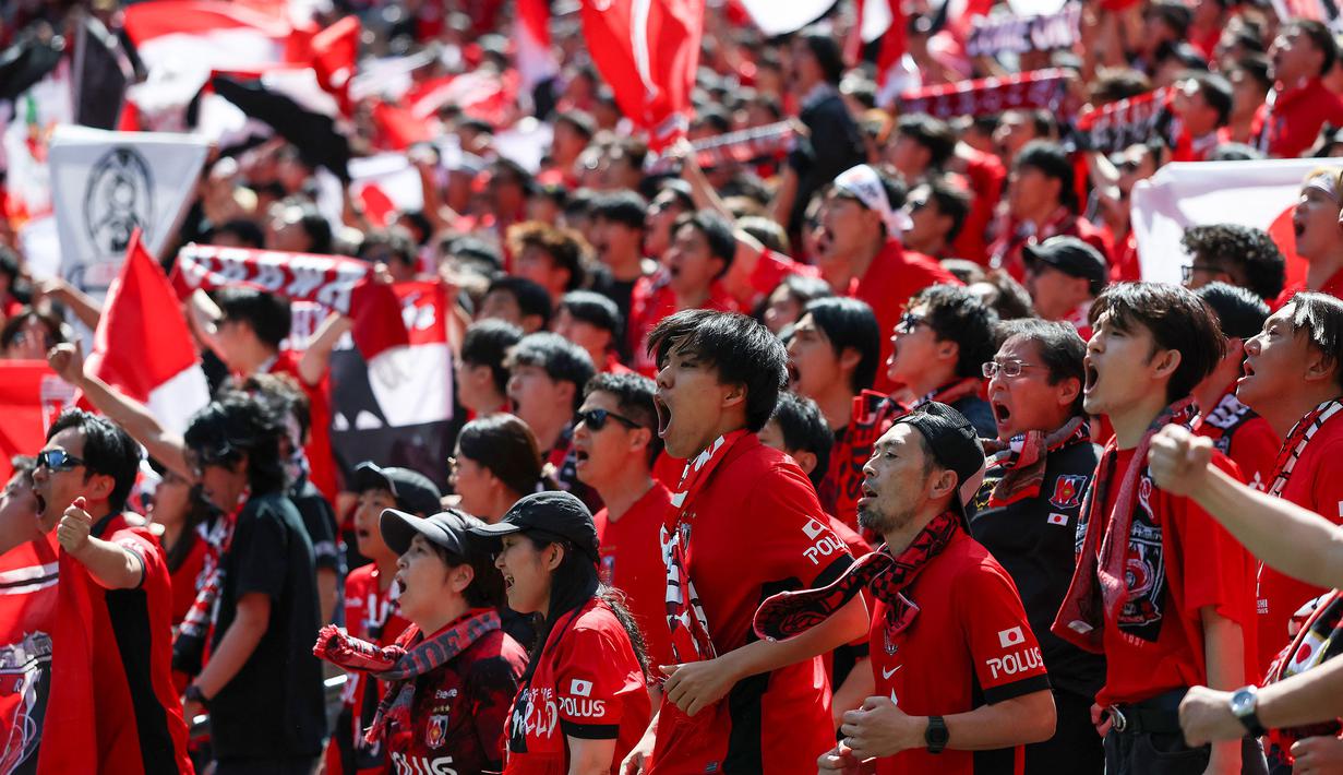 Suporter Urawa Red Diamonds memberikan dukungan kepada timnya dalam laga Grup G Piala Dunia Antarklub 2025 melawan River Plate di Lumen Field, Seattle, Washington, Amerika Serikat, Rabu (18/06/2025). (AFP/Buda Mendes)