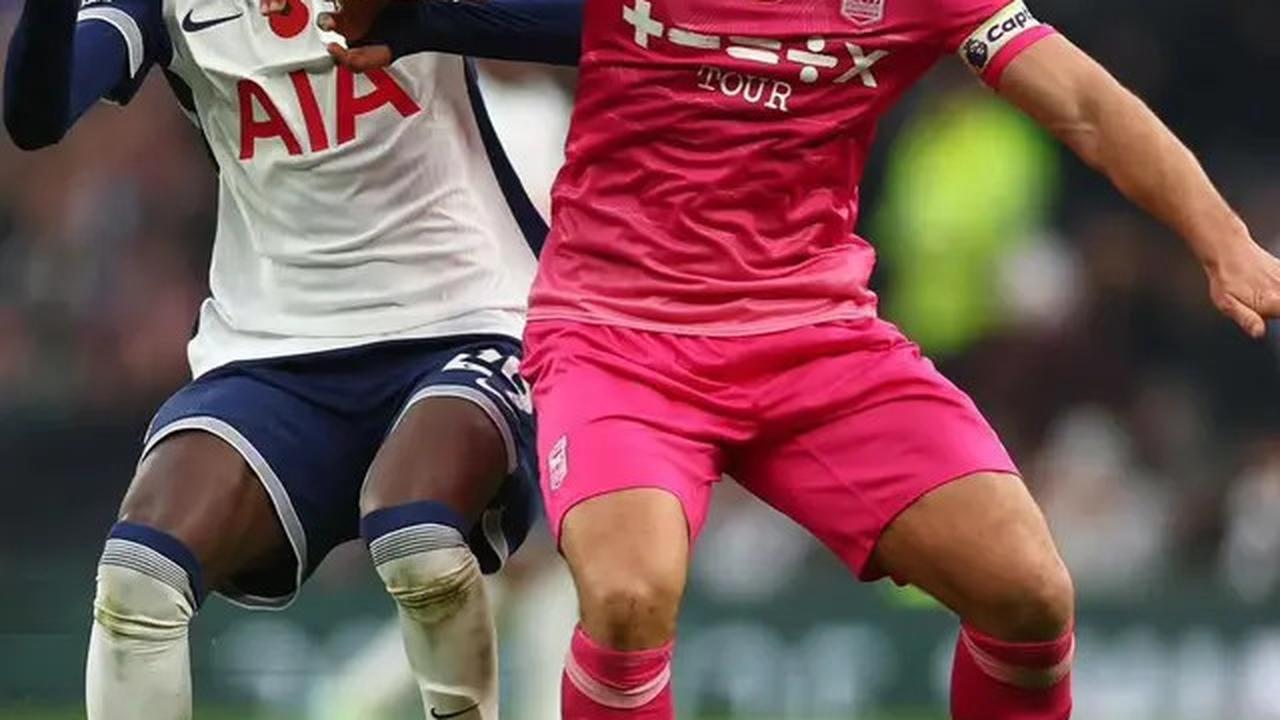 Muslim Taat, Sam Morsy Kapten Ipswich Town Tolak Pakai Ban Pelangi di Laga Liga Inggris