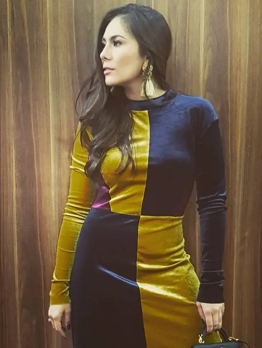 Wulan Guritno, meski sudah memiliki usia yang terbilang matang namun penampilannya tetap  kekinian seperti anak-anak seusia remaja. Wulan yang selalu memerhatikan penampilannya berhasil terlihat cantik menawan. (Instagram/wulanguritno)