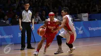 Pebasket Indonesia, Mario Wuysang melewati kawalan pemain Singapura, Wei Long Wong di semifinal SEA Games ke-28 di OCBC Arena Singapore, Minggu (14/6/2015). Indonesia unggul 87-74 atas Singapura. (Liputan6.com/Helmi Fithriansyah)