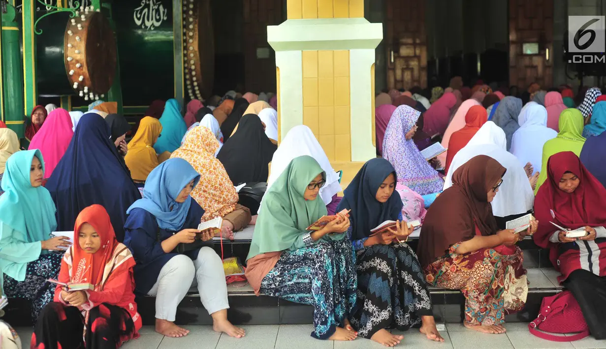 Jemaah wanita bertadarus Alquran di Masjid Kauman, Semarang, Jawa Tengah, Rabu (8/5/2019). Tadarus Alquran ini dipimpin langsung oleh KH Muhammad Naqib Nur. (Liputan6.com/Gholib)