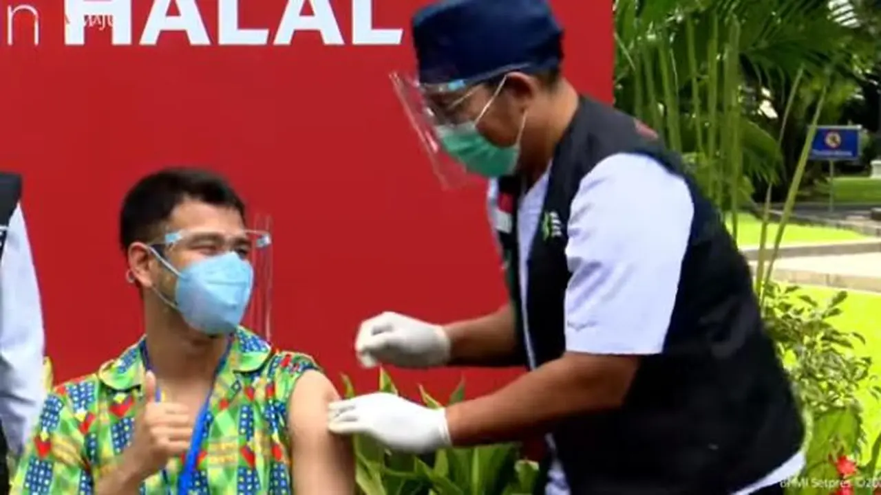 8 Momen Presiden Jokowi dan Raffi Ahmad Suntik Vaksin COVID-19 Sinovac Dosis Kedua