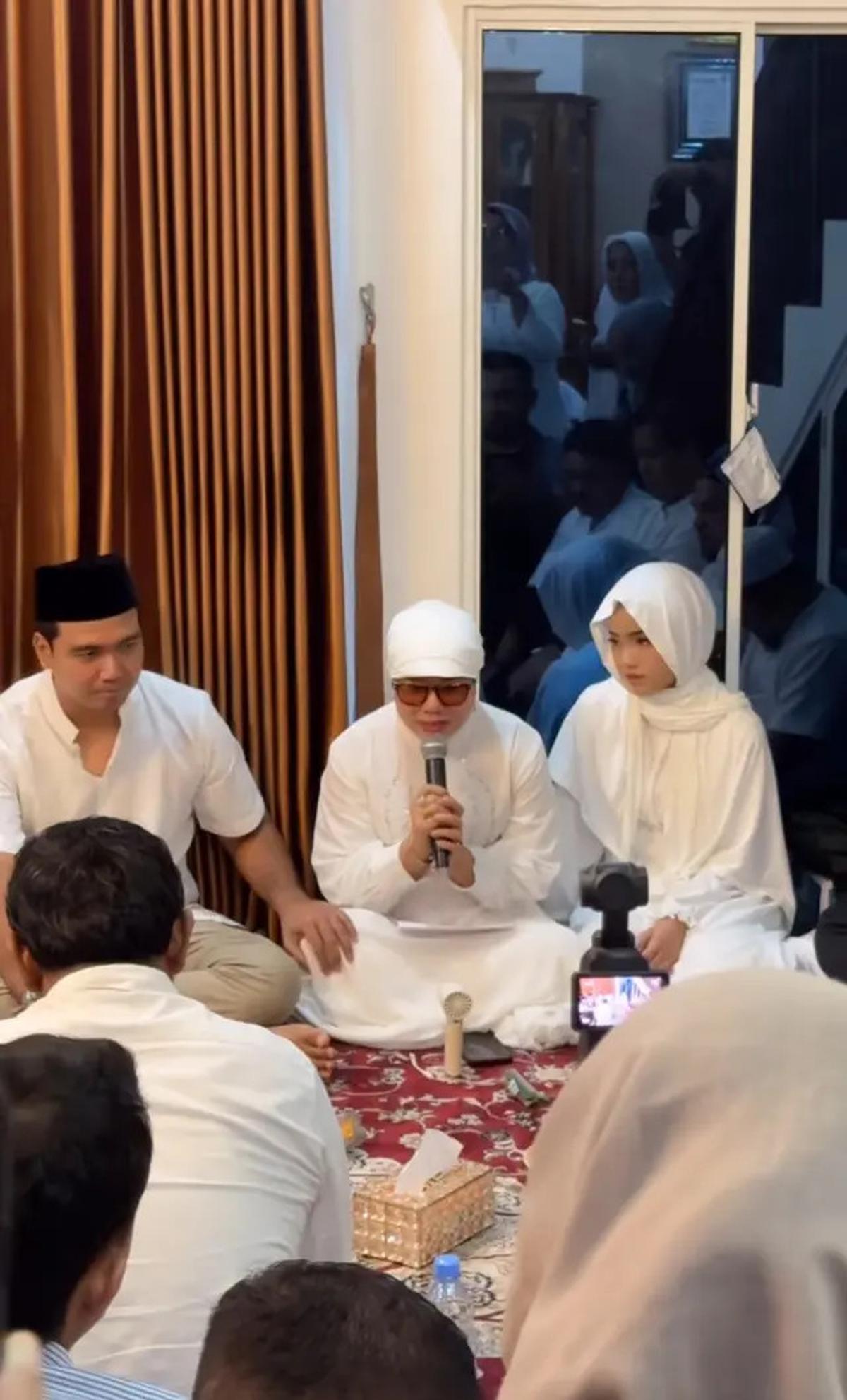 7 Potret Pengajian Sederhana Frans Faisal Jelang Menikah, Gaya Hijab Fuji Menawan