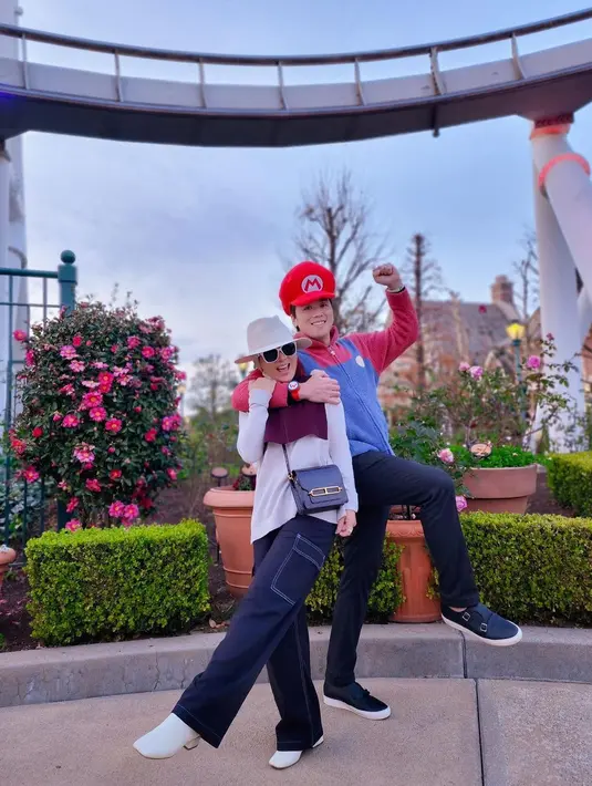 Reino Barack cosplay jadi Mario Bros saat liburan di taman bermain (Sumber: Instagram/princessyahrini)