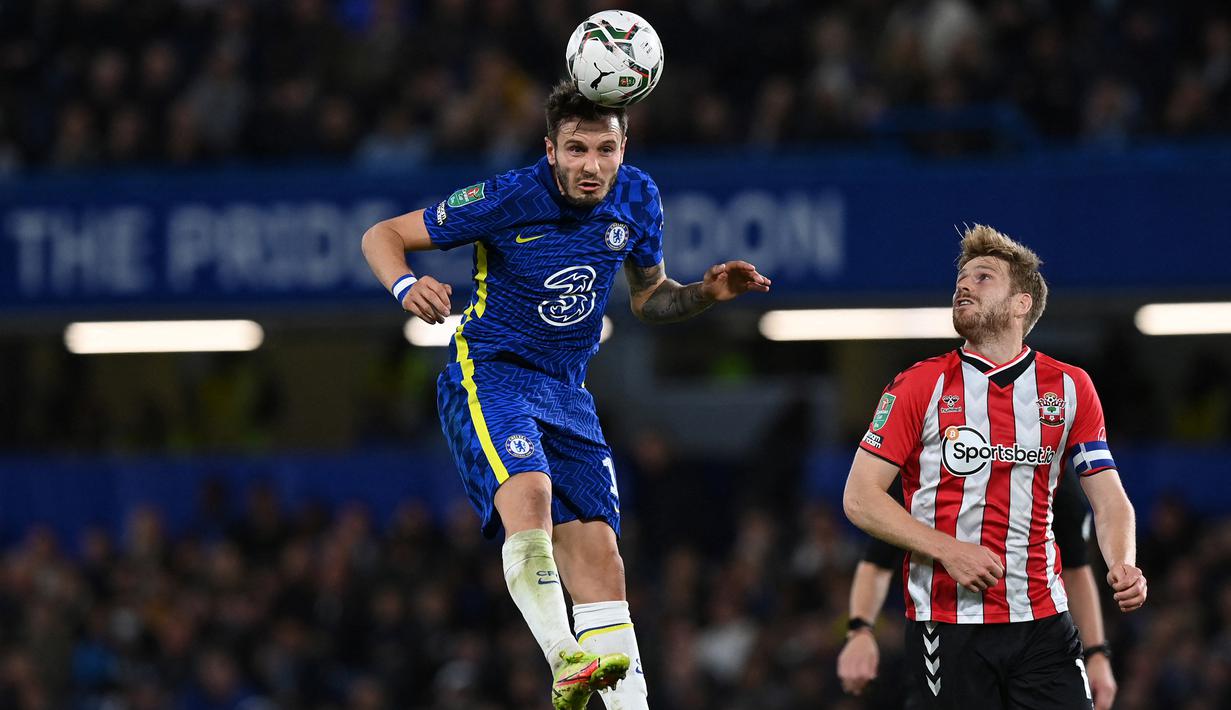 Saul Niguez. Gelandang Chelsea yang dipinjam dari Atletico Madrid pada awal musim 2021/2022 ini baru bermain selama 47 menit di Liga Inggris musim ini. Ia hanya bermain dua kali, sebagai starter saat laga pembuka kontra Aston Villa dan  sebagai pengganti kontra Newcastle United. (AFP/Glyn Kirk)