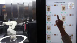 Pelanggan melakukan pemesanan minuman yang dilayani robot barista di Family Mart, Grand Indonesia East Mall, Jakarta, Senin (10/1/2022). FamilyMart Indonesia luncurkan pengoperasianrobot barista yang mampu membuat minuman untuk pelanggan dalam waktu satu hingga dua menit. (merdeka.com/Arie Basuki)