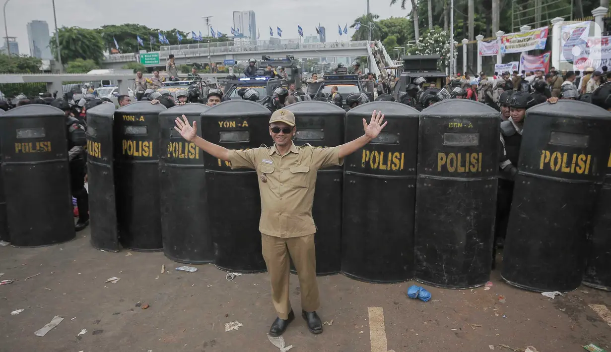 Aksi unjuk rasa tersebut menuntut revisi undang-undang desa segera disahkan pada sidang paripurna yang akan dilaksanakan pada 6 Februari 2024 mendatang. (Liputan6.com/Angga Yuniar)