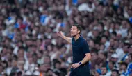 Pelatih Real Madrid, Xabi Alonso, memberikan arahan kepada anak asuhnya saat melawan Osasuna pada laga pekan perdana La Liga di Stadion di Santiago Bernabeu, Rabu (20/8/2025) dini hari WIB. (AP Photo/Manu Fernandez)