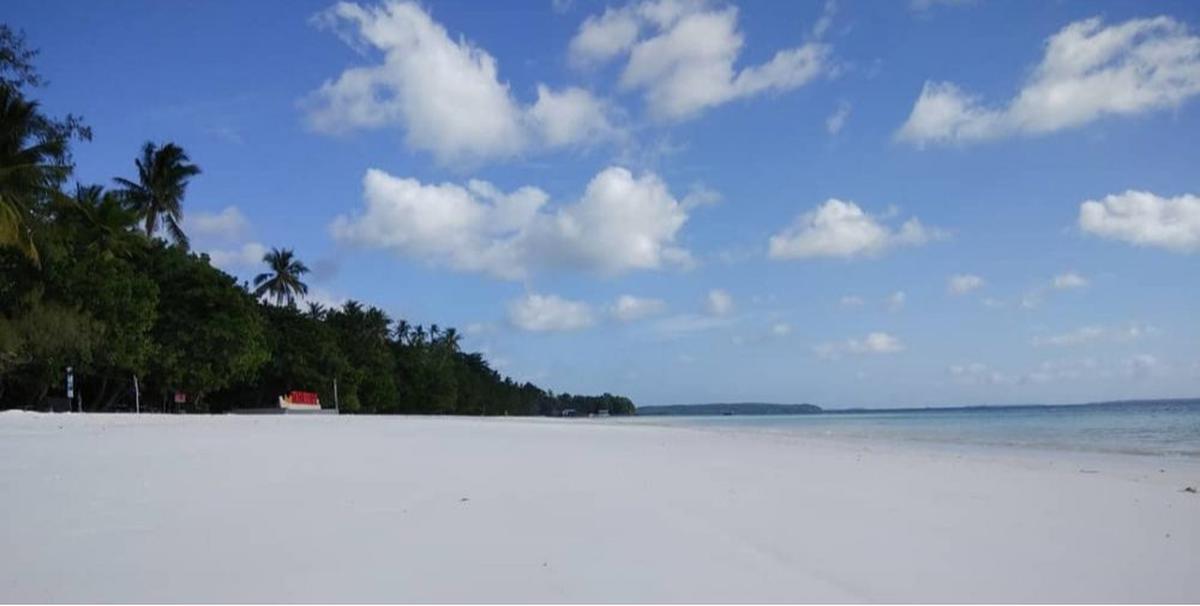 Dibuat Takjub, Momen Pria yang Perlihatkan Pantai dengan Pasir Terhalus di Dunia Ini Curi Perhatian