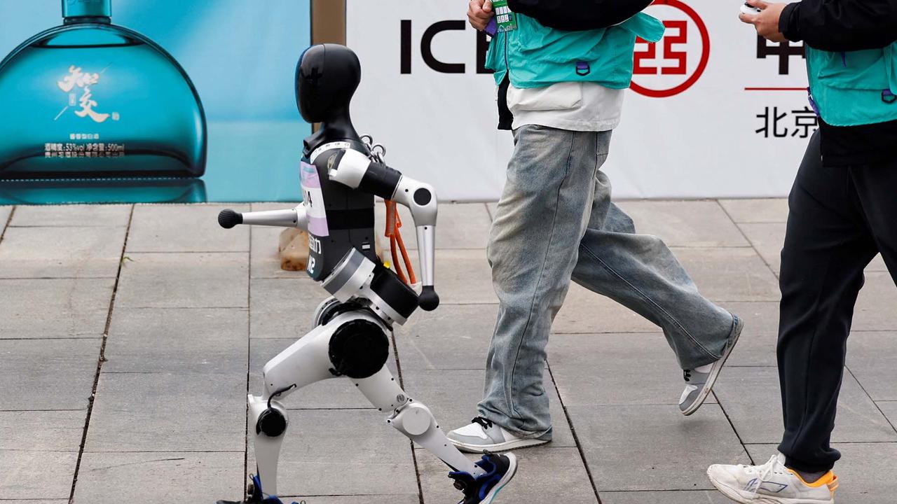 FOTO:  Pertama di Dunia! Puluhan Robot Humanoid Mengikuti Ajang Lomba Lari Setengah Marathon