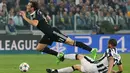 Gelandang Real Madrid, Gareth Bale (kiri) saat dilanggar bek Juventus Leonardo Bonucci pada leg pertama babak semifinal Liga Champions di Juventus Stadium, Rabu (6/5/2015). Juventus menang 2-1 atas Real Madrid. (Reuters/Stefano Rellandini)