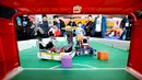 Para kontestan berpartisipasi dalam pertandingan sepak bola robot selama kompetisi robotik untuk siswa SMP dan SD di Distrik Jimo, Qingdao, Provinsi Shandong, China pada 29 November 2020. Kompetisi robotik itu mempertandingkan 20 kategori dan diikuti 300 lebih kontestan siswa (Xinhua/Liang Xiaopeng)