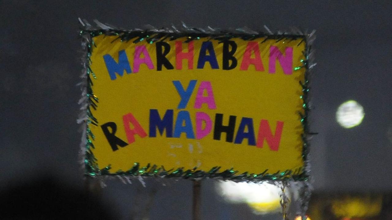 Sementara, pawai obor yang diadakan warga RW 10 Kelurahan Cawang, Kecamatan Kramat Jati ini diikuti perwakilan warga dari setiap RT, mulai dari RT 1-9.&nbsp;Merdeka.com/Imam Buhori
