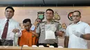 Petugas memperlihatkan barang bukti dan tersangka saat rilis di Polda Metro Jaya, Jakarta, Rabu (22/2). Dari tangan tersangka, Polisi berhasil mengamankan narkotika jenis sabu sebanyak 2,5kg. (Liputan6.com/Yoppy Renato)
