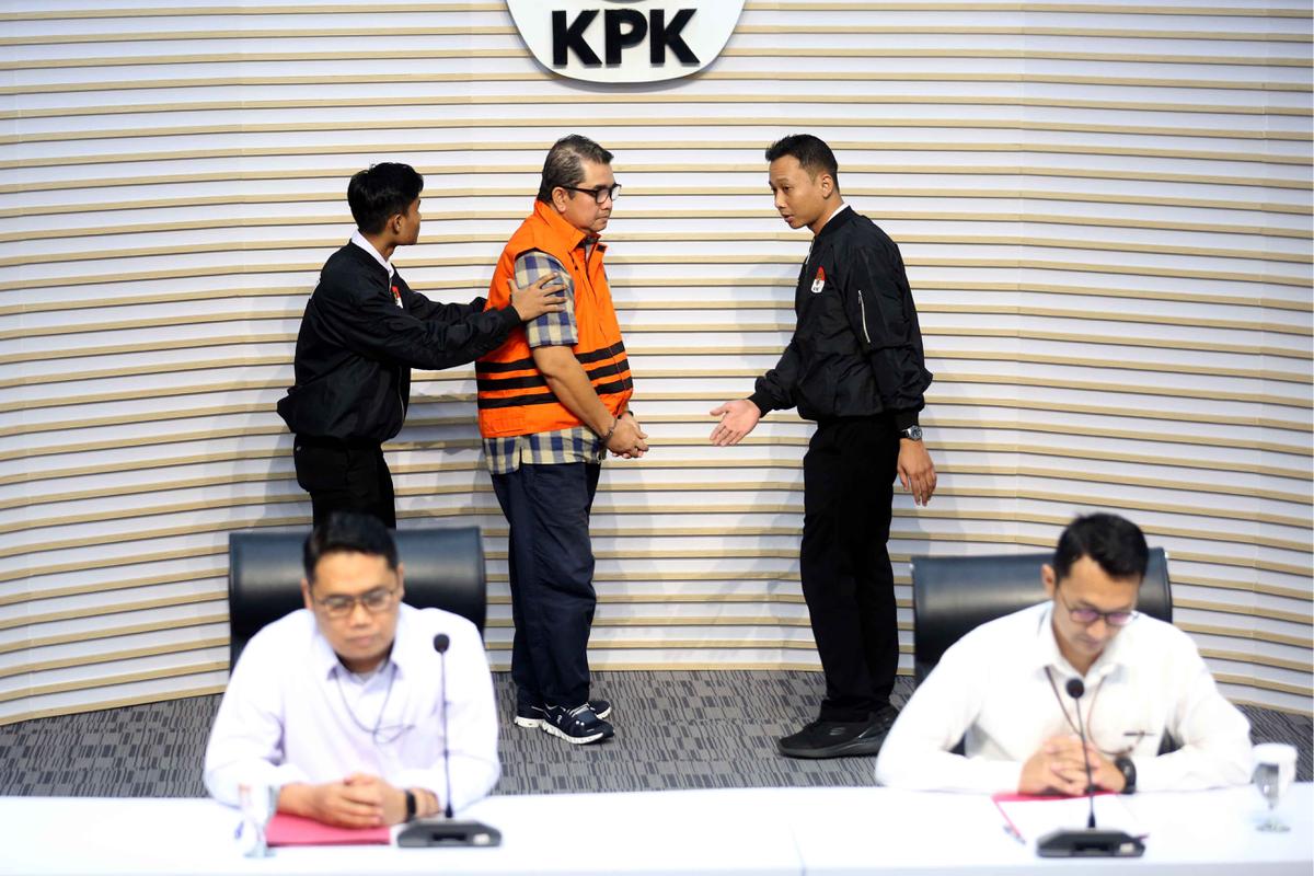 FOTO: KPK Tahan Eks Dirut PGN Hendi Prio Santoso dalam Kasus Jual Beli Gas
