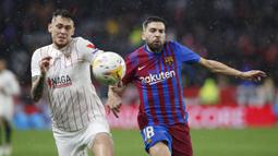 Barcelona sebenarnya mampu bermain menyerang dan menguasai pertandingan sejak babak pertama. Namun, banyaknya peluang masih mampu diredam oleh pertahanan Sevilla. (AP/Angel Fernandez)