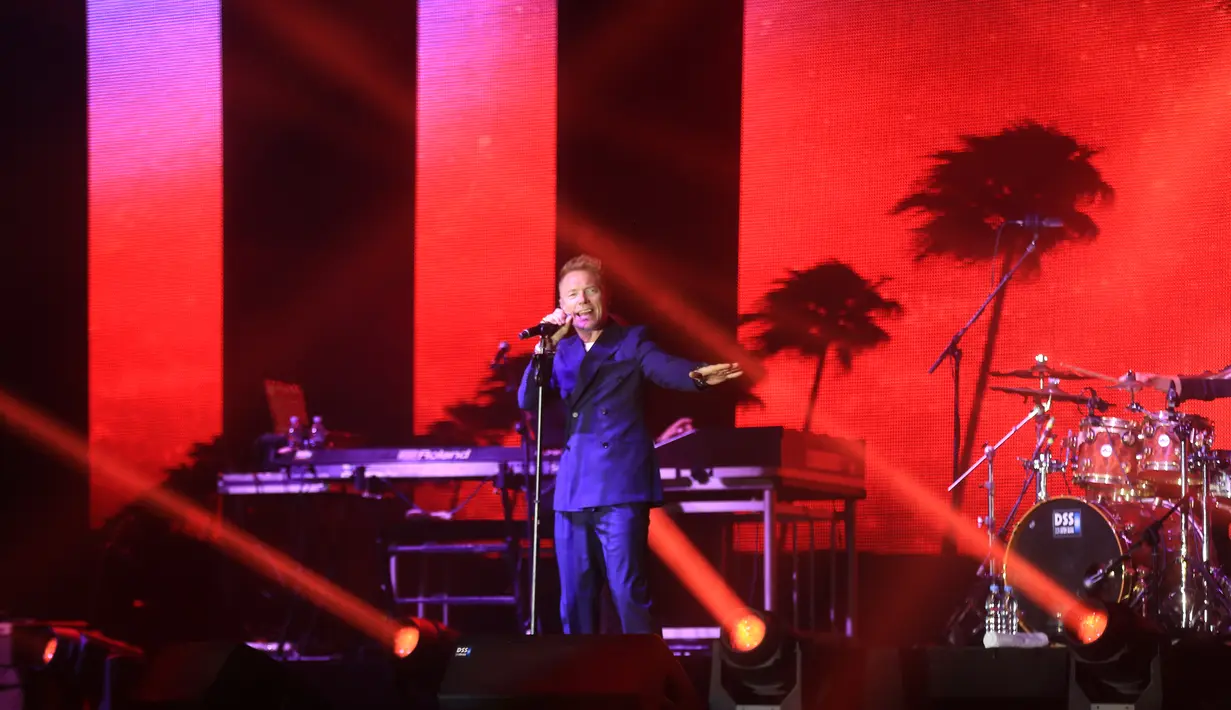 Ronan Keating sendiri masih jauh dari kata kehilangan pesona. Buktinya, ia tetap tampil flamboyan dan bersuara merdu. [Adrian Putra/Fimela.com]