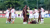 Wasit memberikan kartu merah kepada pemain Arema FC, Jayus Hariono (14) saat melawan PSM Makassar pada laga BRI Liga 1 2022/2023 di Stadion PTIK, Jakarta, Sabtu (4/2/2023). Arema FC Kalah dengan skor 0-1. (Bola.com/M Iqbal Ichsan)