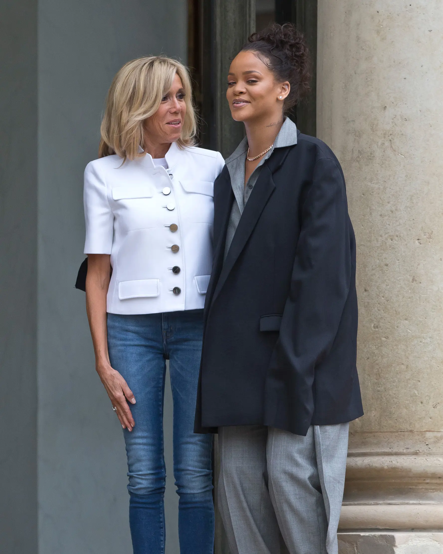  Penyanyi Rihanna bersama istri Presiden Prancis, Brigitte Macron. (AP Photo / Michel Euler)