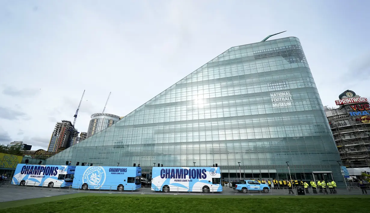 Para pelatih Manchester City berbaris di luar National Football Museum jelang dimulainya parade kemenangan Liga Inggris di Manchester, Inggris, 23 Mei 2022. (AP Photo/Jon Super)