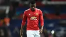 Gelandang Manchester United Paul Pogba berjalan keluar lapangan setelah kalah 1-2 dari Sevilla pada leg kedua 16 besar Liga Champions di Old Trafford, Selasa (13/3). Hasil ini membuat langkah Manchester United di Liga Champions terhenti. (Oli SCARFF/AFP)