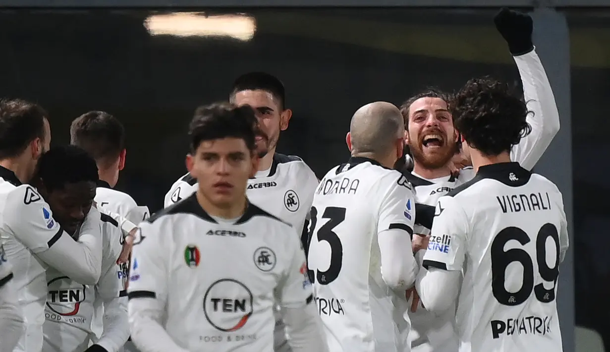 Para pemain Spezia merayakan gol kedua ke gawang AC Milan yang dicetak bek Simone Bastoni (kedua dari kanan) dalam laga lanjutan Liga Italia 2020/21 pekan ke-22 di the Alberto-Picco Stadium, La Spezia, Sabtu (13/2/2021). Spezia menang 2-0 atas AC Milan. (AFP/Marco Bertorello)