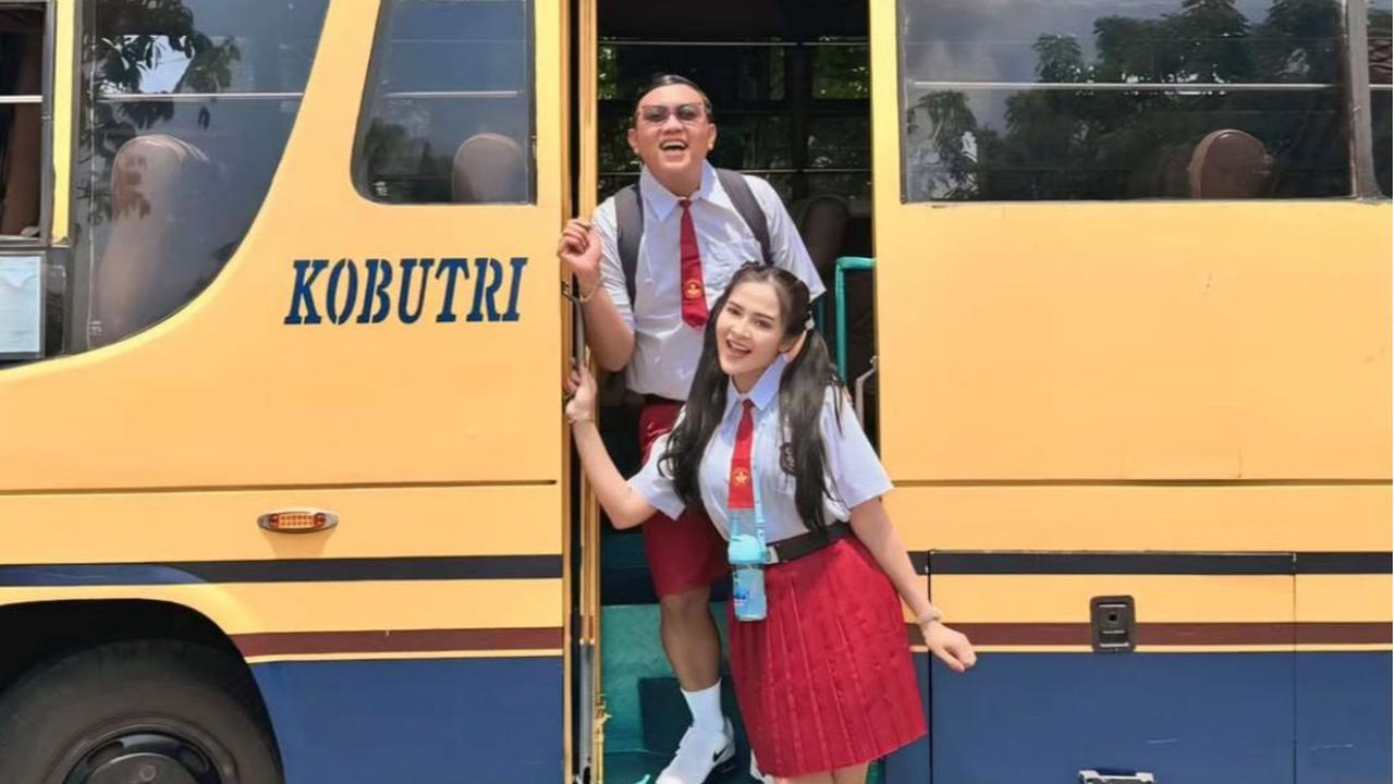7 Potret Denny Caknan dan Bella Bonita Pakai Seragam SD, Momen Lucu dengan Latar Belakang Bus Sekolah