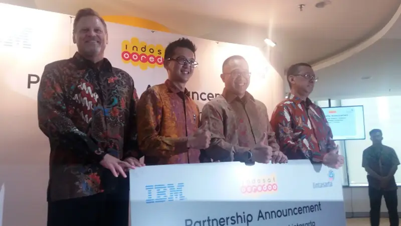 Penandatanganan kerjasama antara IBM dan Indosat Ooredoo melalui anak perusahaannya Lintasarta di Gedung Indosat, Jakarta, Jumat (11/3/2016). 