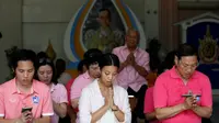 'Ritual' Baju Pink Warga Thailand Demi Kesembuhan Raja