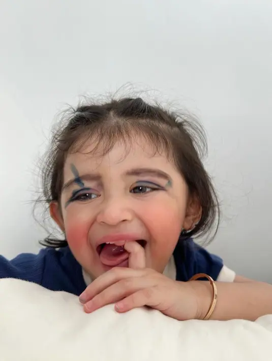 Dalam unggahan lainnya, Margin mengatakan bahwa Guzel sempat kaget dengan wajah usai memakai makeup