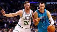 Forward Boston Celtics, Gordon Hayward (kiri), melakoni debut bersama tim barunya saat menghadapi Charlotte Hornets pada laga pramusim NBA 2017/2018 di TD Garden, Senin (2/10/2017). (Bola.com/Twitter/Celtics) 