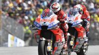Pembalap Ducari Andrea Dovizioso mencoba menyalip rekan setimnya, Jorge Lorenzo, dalam balapan MotoGP Austria di Sirkuit Red Bull Ring, Minggu (12/8/2018). (AP Photo/Kerstin Joensson)