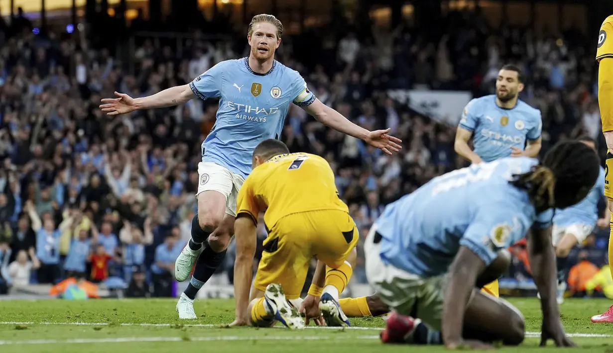 Pemain Manchester City, Kevin De Bruyne (kiri) merayakan golnya ke gawang Wolverhampton dalam laga lanjutan Liga Inggris 2024/2025 di Etihad Stadium, Manchester, Inggris, Jumat (02/05/2025) waktu setempat. (AP Photo/PA/Martin Rickett)