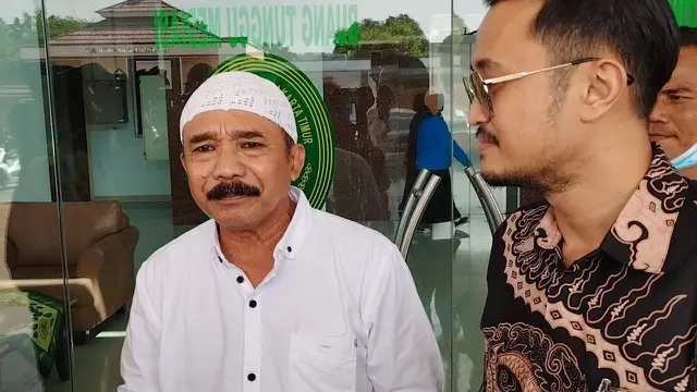 Opie Kumis  mendatangi Pengadilan Negeri (PN) Jakarta Timur.