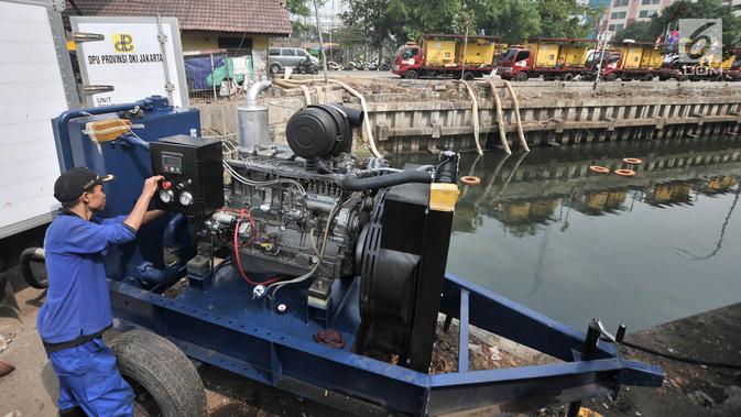 Petugas dari Dinas Sumber Daya Air menggunakan mesin saat penyedotan Kali Item, Jakarta, Kamis (2/8). Penyedotan dilakukan yang jaraknya sekitar 2,6 kilometer dari Wisma Atlet ini bertujuan mengurangi debit air dan bau. (Merdeka.com/Iqbal S. Nugroho)