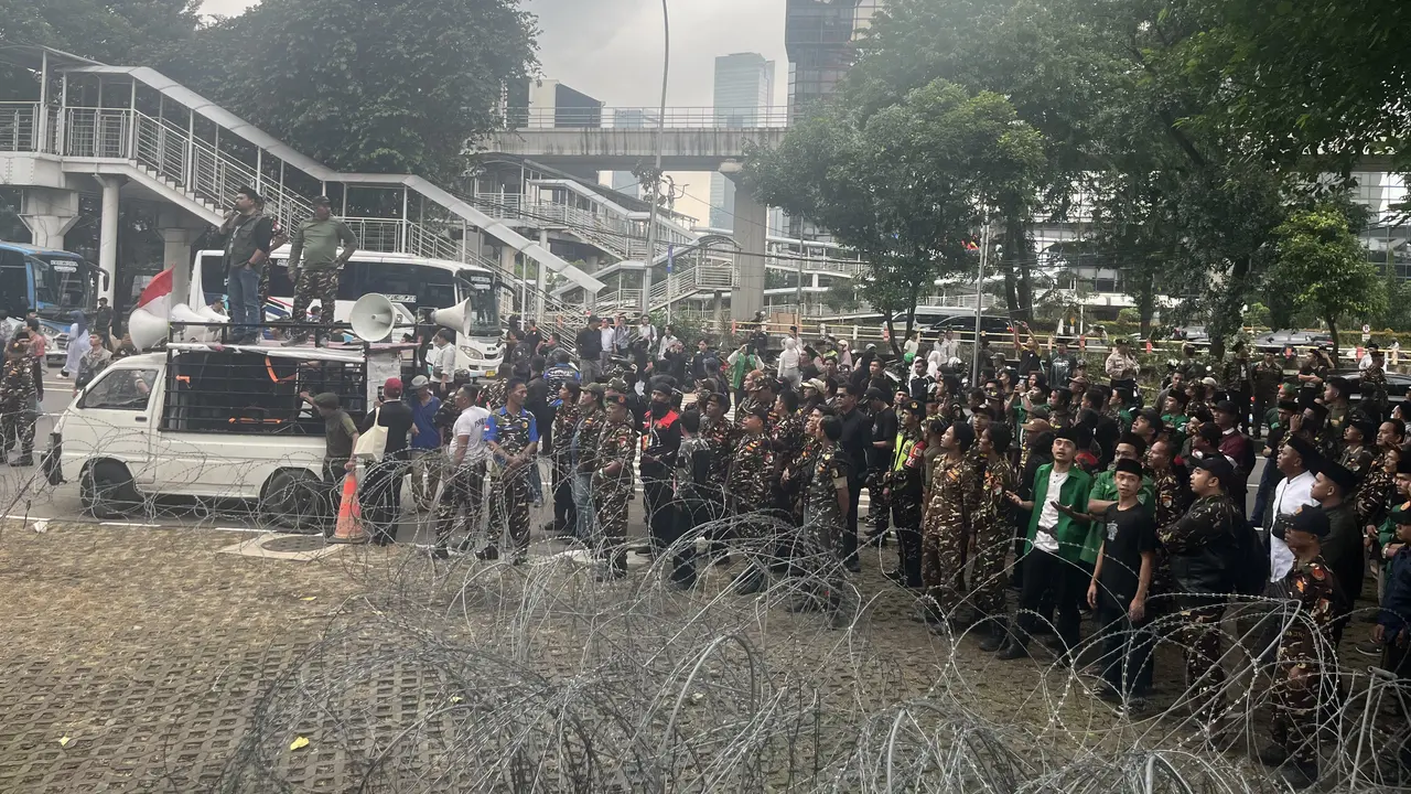 Ratusan anggota Banser menggeruduk halaman depan Gedung Merah Putih Komisi Pemberantasan Korupsi (KPK) di Jakarta.